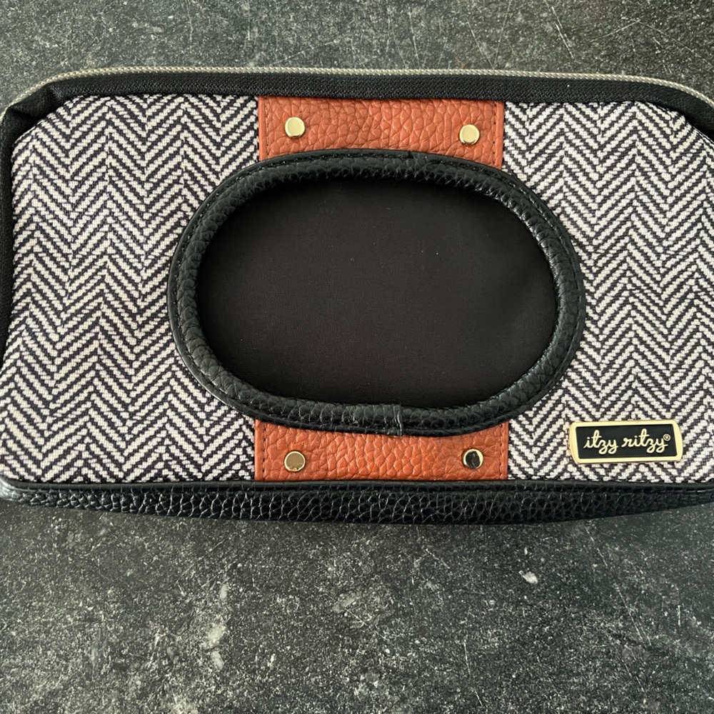 Itzy ritzy wipes holder
